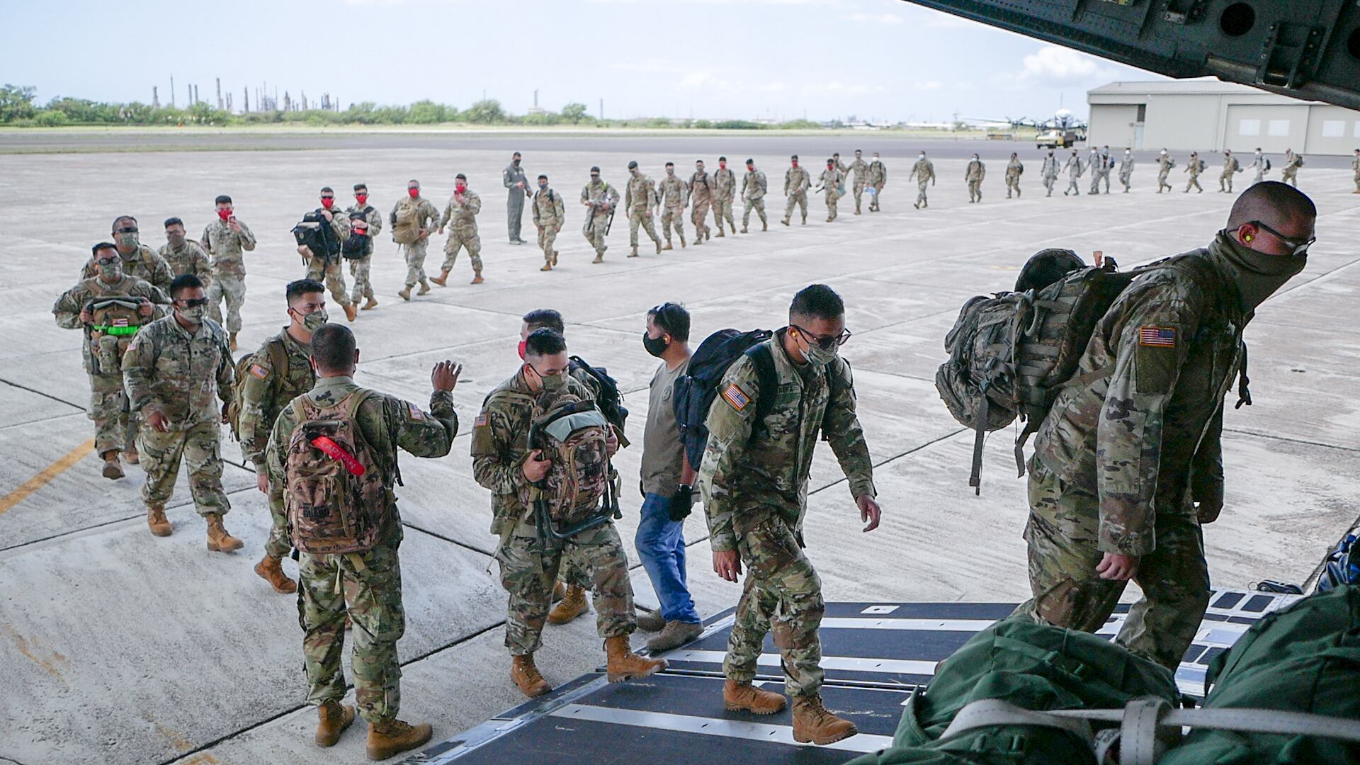 Hawaii Guardsmen airlifted to neighbor islands, assist COVID-19 response