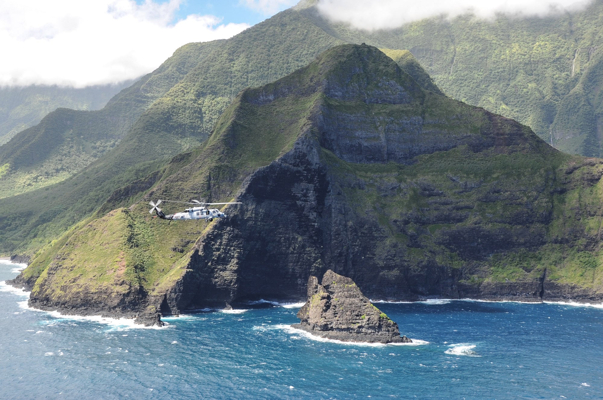 An MH-60S Seahawk participates in a helicopter training exercise off the coast of the Hawaiian island of Molokai, July, 3, 2014.