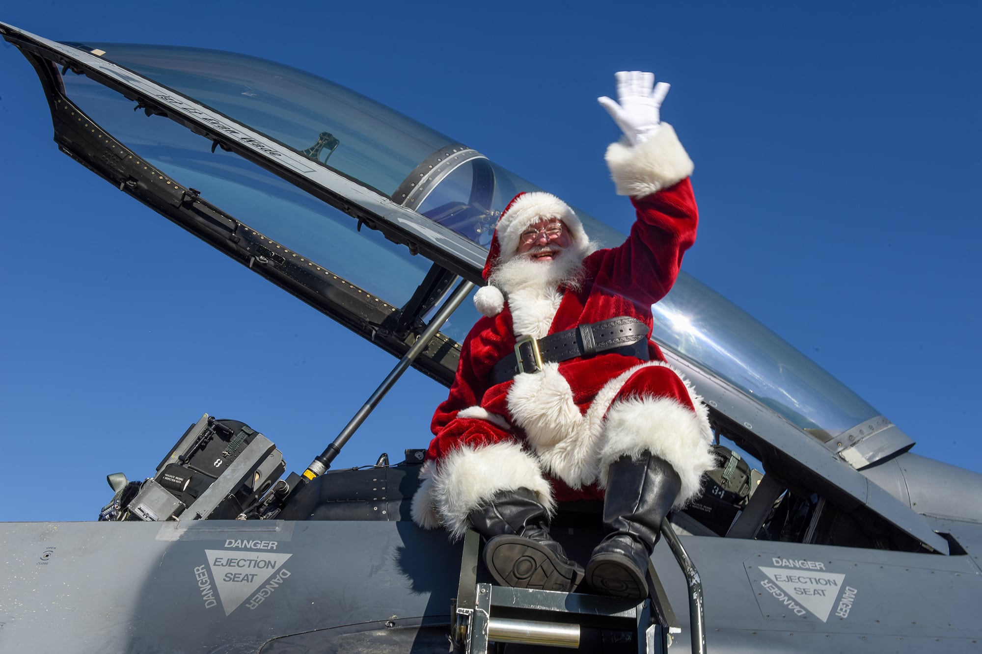 Santa visits McEntire JNGB, S.C.